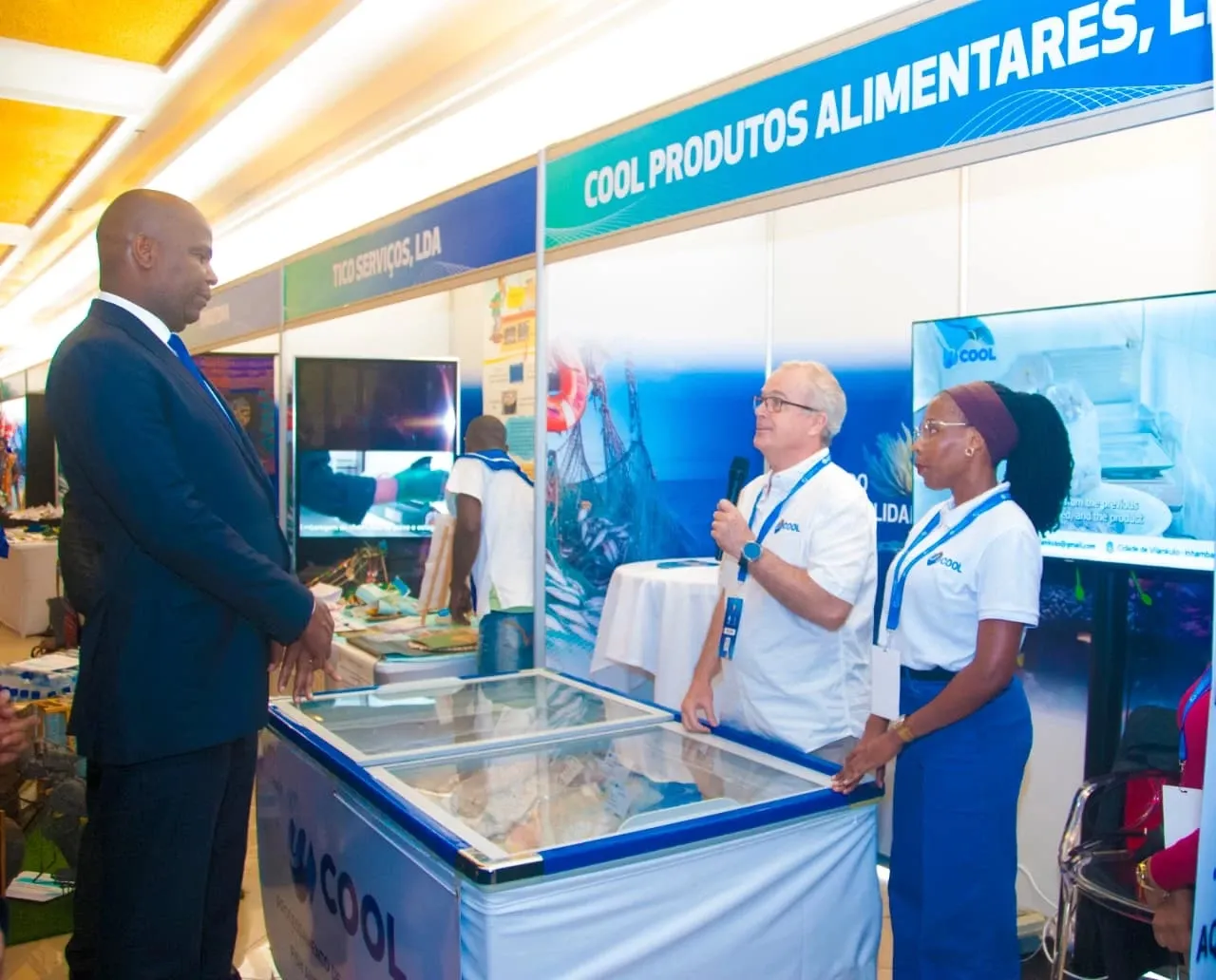 The COOL Produtos Alimentares stand at a trade fair, with frozen fish and seafood on display